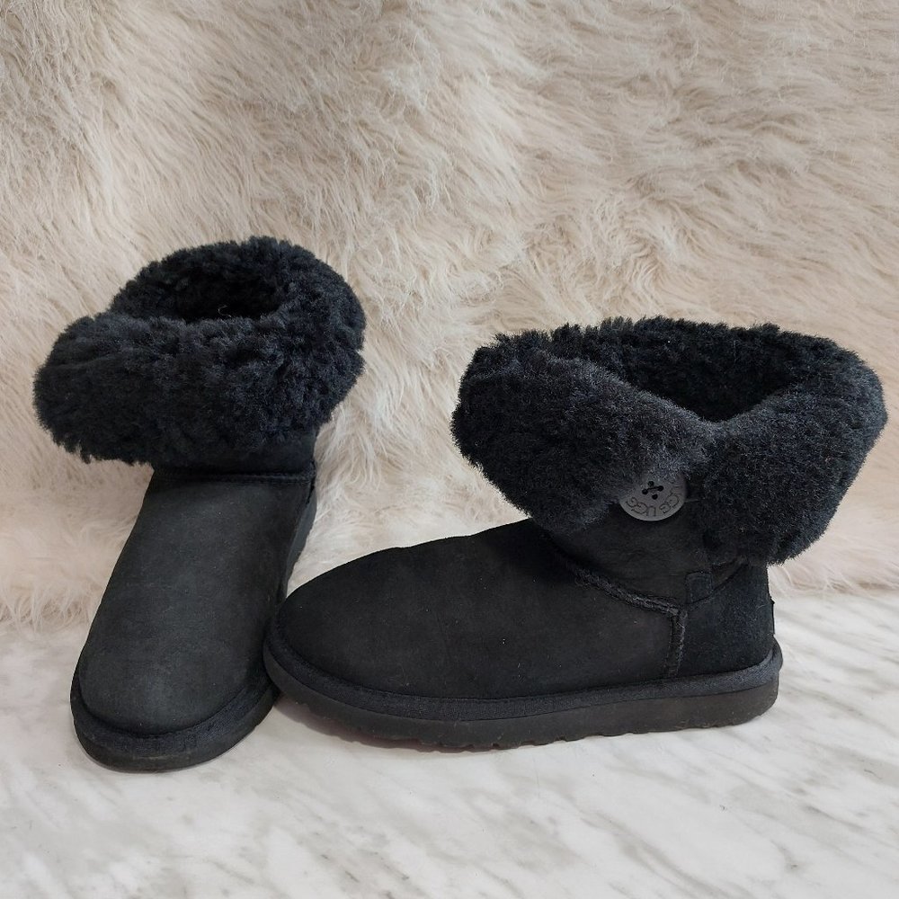 UGG Australia 5803 Bailey Button Women's Black Suede Boots Siz 6